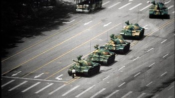 Diambil oleh Stuart Franklin dari Magnum Photos. Gambar ini menunjukkan seorang Pria yang terlihat menari di depan tanker. Awalnya sang fotografer sendiri tidak percaya bahwa foto itu begitu ikonik, namun kemudian foto itu menjadi salah satu ikon. Foto: 121clikcs