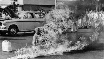 Foto seorang Biksu Thich Quang Duc, yang diduga membakar dirinya sendiri. Hal itu terjadi karena meningkatnya persaingan antara umat Katolik dan Buddha di Vietnam. Biksu itu bahkan tidak bergerak, ia tetap diam bahkan saat terbakar. Foto: 121clikcs
