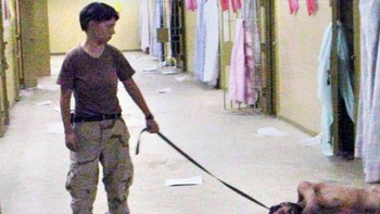 Foto yang diperoleh Washington Post dan dirilis pada hari Kamis, 6 Mei 2004, menunjukkan seorang prajurit yang diidentifikasi sebagai Prajurit Angkatan Darat AS Lynndie England, 21 tahun, dari Kompi Polisi Militer ke-372 bersama seorang tahanan telanjang di penjara Abu Gharib. Foto: 121clikcs