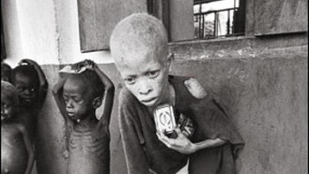 Diambil oleh Don McCullin. Di Biafra, perang selama hampir 3 tahun telah menghancurkan kehidupan lebih dari satu juta orang. Ia ketakutan melihat pemandangan lebih dari 900 anak yang tinggal di kamp yang hampir mendekati titik kematian. Foto: 121clikcs