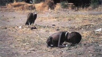 Pada Maret 1993, fotografer Kevin Carter memotret seorang balita kelaparan yang diawasi burung nasar di Sudan. Foto itu diterbitkan oleh The New York Times dan langsung menggemparkan dunia. Meski anak itu berhasil menjauh, nasib akhirnya tidak diketahui. Carter dikritik karena tidak membantu, meski jurnalis dilarang menyentuh korban karena risiko penyakit. Ia meraih Pulitzer atas foto itu, namun dihantui rasa bersalah dan akhirnya bunuh diri tiga bulan kemudian. Foto: 121cliks