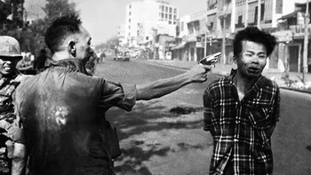 Gambar yang memenangkan Penghargaan Pulitzer tahun 1969 bagi jurnalis foto legendaris Eddie Adams ini menggambarkan Jenderal Vietnam Selatan Nguyen Ngoc Loan, kepala polisi nasional, saat ia menembakkan pistolnya, menembak dan membunuh tersangka perwira Viet Cong Nguyen Van Lem (juga dikenal sebagai Bay Lop) di jalan Saigon tahun 1968, awal Serangan Tet. Foto: 121cliks