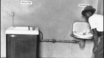 Pancuran air minum terpisah untuk warga kulit putih dan kulit hitam di North Carolina, Amerika Serikat Diabadikan oleh Elliot Erwitt. Foto: 121cliks