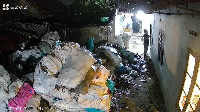 Foto tangkapan layar CCTV saat pelaku membobol rumah korban