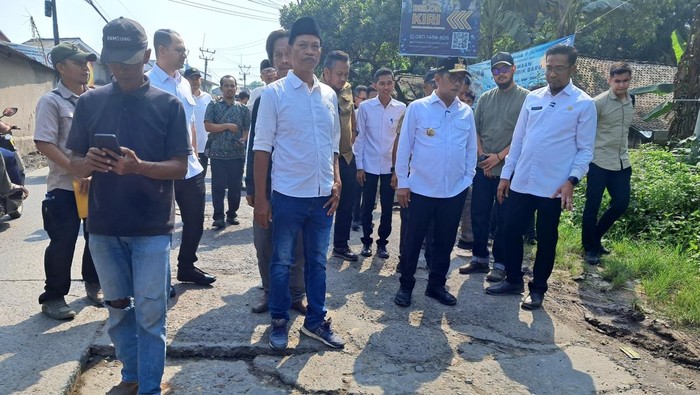 Gubernur Andra Soni Tinjau Jalan Berlubang Rawan Kecelakaan di Maja