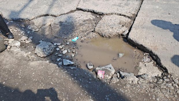 Gubernur Andra Soni Tinjau Jalan Berlubang Rawan Kecelakaan di Maja
