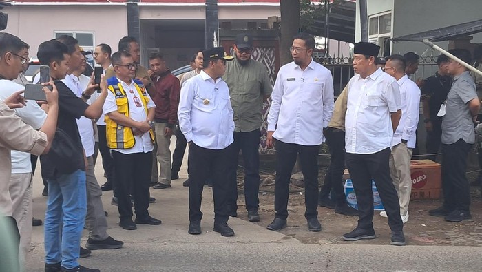 Gubernur Banten Andra Soni mengecek jalan rusak di Maja (Arief/detikcom)