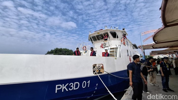 Gubernur Jakarta Pramono Anung meninjau langsung fasilitas kapal ambulans di Pulau Kelapa, Kepulauan Seribu. (Belia/detikcom).