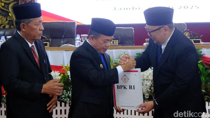 Gubernur Jambi Al Haris saat menerima Opini WTP dari BPK RI