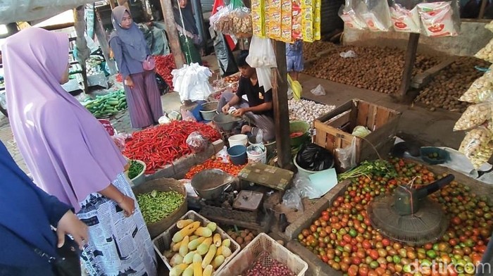Harga tomat dan cabai rawit di Kota Pasuruan melonjak.