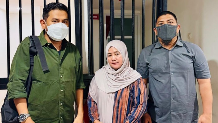 Herni Damayanti (tengah) saat ditangkap di Makassar.