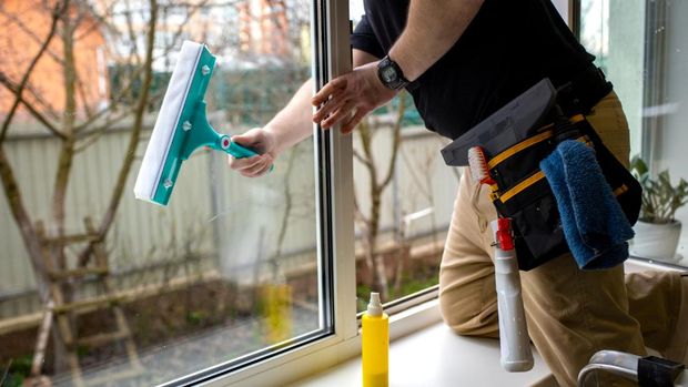 Ilustrasi memebrsihkan jendela di rumah.