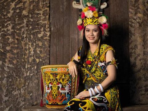 Ilustrasi Perempuan Dayak