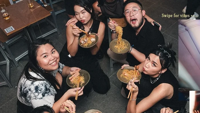 Unik! Influencer Singapura Sajikan Indomie Saat Nikah di Bar