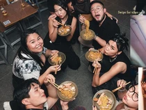 Unik! Influencer Singapura Sajikan Indomie Saat Nikah di Bar