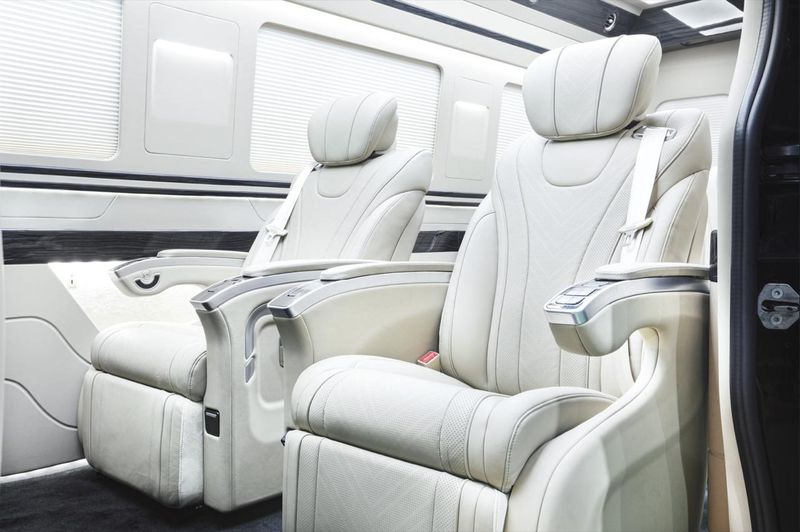 Interior Mercedes-Benz Sprinter ini dimodifikasi ala kabin jet pribadi