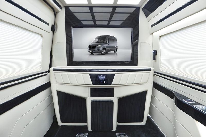 Interior Mercedes-Benz Sprinter ini dimodifikasi ala kabin jet pribadi