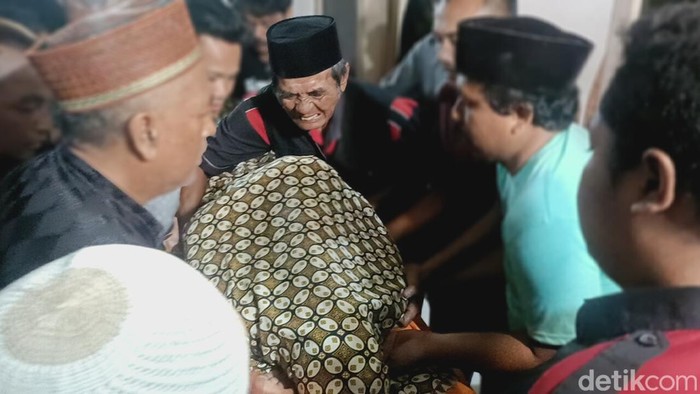 Isak tangis iringi kedatangan jenazah korban KMP Tunu Pratama Jaya tenggelam