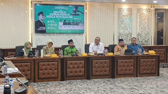 Jazilul (kemeja putih) saat diskusi publik fraksi PKB DPR RI bertajuk Proyeksi Desain Pemilu Pasca Putusan MK di Gedung DPR RI, Senayan, Jakarta Pusat, Jumat (4/7/2025)