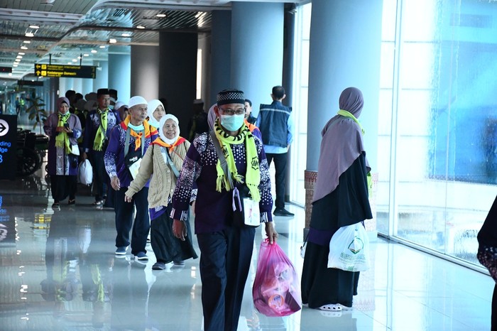 Jemaah haji debarkasi Palembang tiba di Bandara SMB II Palembang.