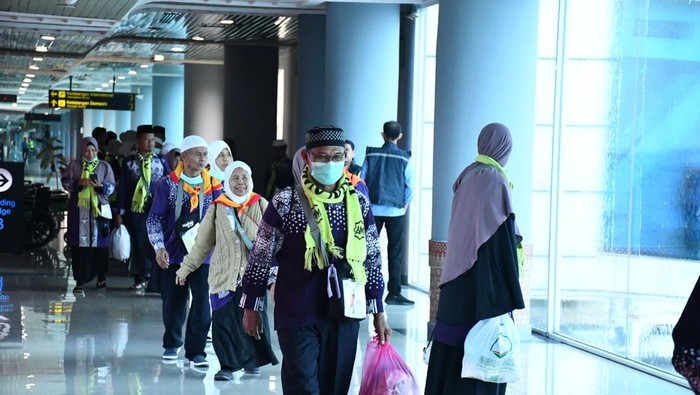 Jemaah haji debarkasi Palembang tiba di Bandara SMB II Palembang.