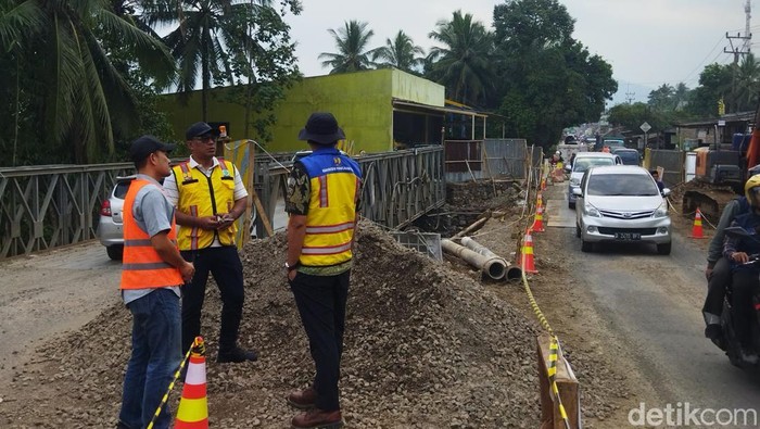 Jembatan Cirokoy di ruas jalan Mengger-Pandeglang, di Desa Sukasari, Kecamatan Kadu Hejo, Pandeglang, mulai dilakukan perbaikan. (Aris/detikcom)