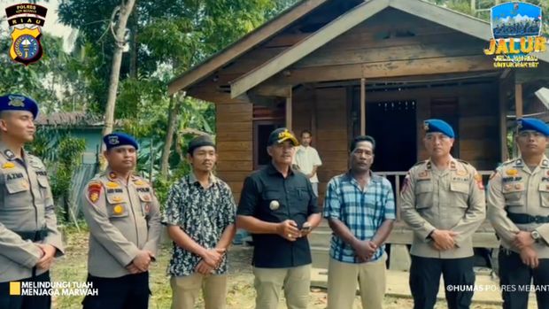 Jonedi (tengah), Kepala Desa Alai, Kecamatan Tebing Tinggi, Kepulauan Meranti, menyampaikan terima kasih atas hadirnya Program 'Jalur' di desanya, Jumat (4/7/2025).