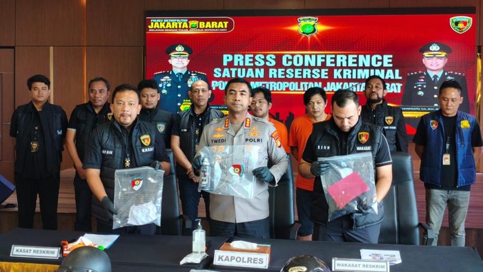 Jumpa pers kasus penipuan modus COD di Jakbar