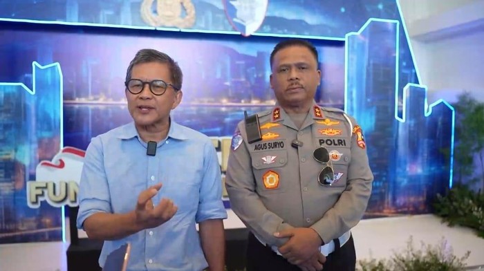 Kakorlantas Polri Irjen Agus Suryonugroho dan Rocky Gerung (dok.istimewa)