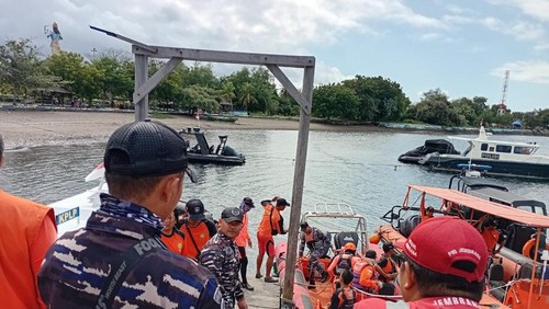 Proses pencarian korban kapal tenggelam di Selat Bali oleh petugas SAR Gabungan, Jumat (4/7/2025).