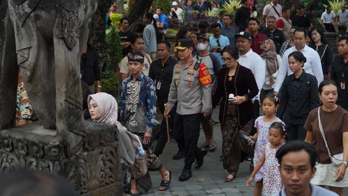 Kapolda Bali, Irjen Daniel Adityajaya, mendampingi Wapres Gibran Rakabuming Raka menyaksikan lomba barong dalam PKB di Art Center Denpasar, Jumat (4/6/2025). (Dok. Polda Bali)