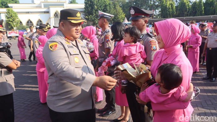 Kapolres Pasuruan saat memberikan selamat kepada anggota yang naik pangkat.