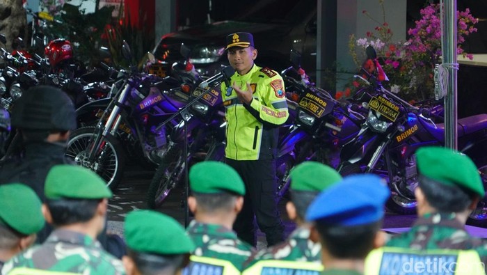 Kapolres Ponorogo saat menjaga kamtibmas jelang Suran Agung.