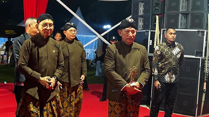 Kapolri Jenderal Listyo Sigit Prabowo menghadiri pagelaran wayang kulit yang mengangkat lakon Amartha Binangun