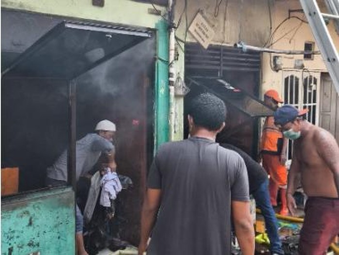 Kebakaran melanda rumah kontrakan di Koja, Jakarta Utara (Jakut). Petugas pemadam kebakaran (damkar) telah memadamkan kebakaran tersebut. (dok Damkar Jakut)