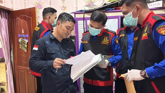 Kejari OKI saat menggeledah sejumlah lokasi terkait dugaan korupsi KUR tambak udang.