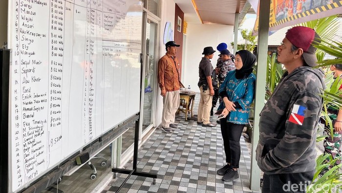 Keluarga korban KMP Tunu Pratama Jaya yang tenggelam di Selat Bali