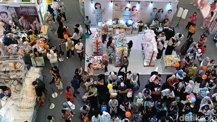Keramaian di PIM saat warga berburu produk perlengkapan bayi dan anak.