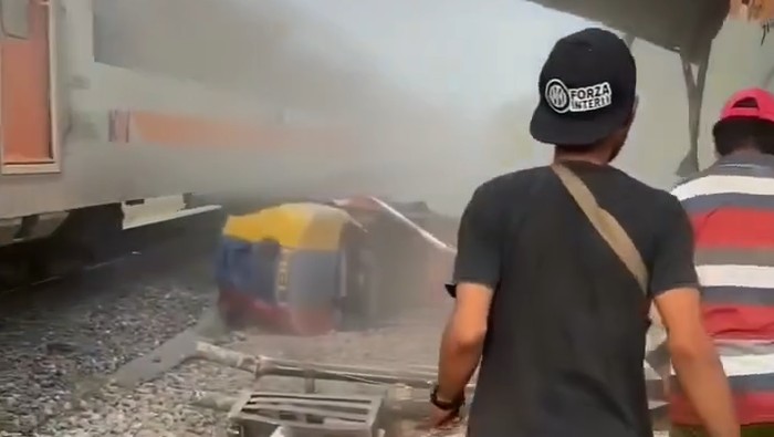 Video: Detik-detik KA Ambarawa Tabrak Forklift di Surabaya