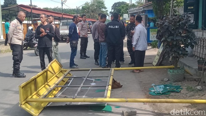 Polisi mendatangi lokasi keributan di Desa Kurung, Klaten, Jumat (4/7/2025).