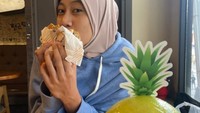 Sebagai atlet yang gemar ngemil, Megawati sering membagikan potret dirinya bersantai sambil menikmati camilan di berbagai tempat. Foto: Instagram @megawatihangestrip