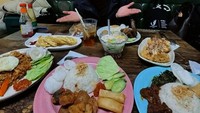 Begitu kembali ke Indonesia, Megawati tak ragu memuaskan rasa rindu dengan kuliner lokal. Dari nasi goreng hingga es buah semua dilahap. Foto: Instagram @megawatihangestrip