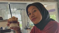 Meski tampil kasual, gaya Megawati saat nongkrong di kafe tetap mencuri perhatian. Simpel tapi tetap kece.Foto: Instagram @megawatihangestrip