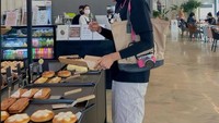Selain kopi, cemilan seperti kue dan roti juga kerap jadi teman santai Megawati. Ia terlihat menikmati momen kulinerannya di sela kesibukannya.  Foto: Instagram @megawatihangestrip