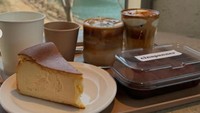 Dari cheesecake hingga segelas kopi hangat, inilah menu pilihan Megawati saat nongkrong di kafe favoritnya. Foto: Instagram @megawatihangestrip