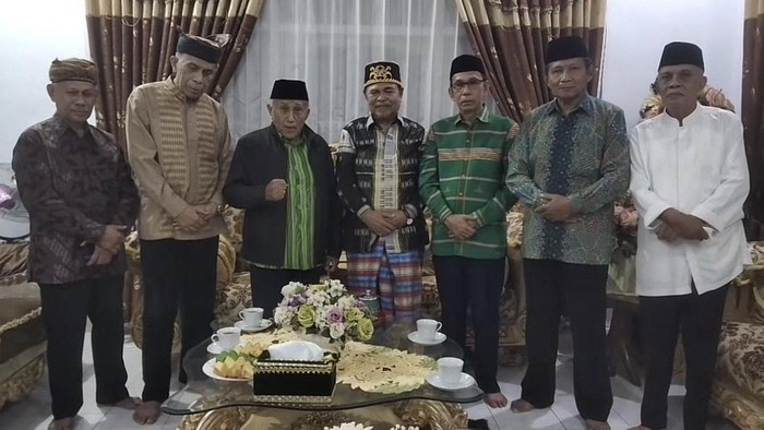 Sultan Buton dan perangkat adat Kesultanan Buton usai melaksanakan pertemuan terkait kepemilikan Pulau Kawi-kawia.
