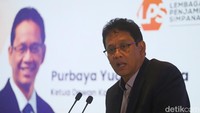 Ketua Dewan Komisioner Lembaga Penjamin Simpanan (LPS) Purbaya Yudhi Sadewa menyampaikan keterangan pers di Jakarta, Jumat (4/7/2025). Lembaga Penjamin Simpanan (LPS) mencatat adanya 2,2 miliar serangan siber dalam bentuk denial of service (DoS) selama periode 17 Juni 2025 hingga 3 Juli 2025.