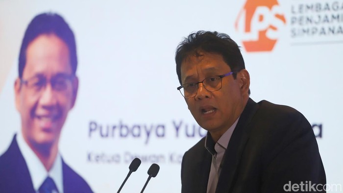 Ketua Dewan Komisioner Lembaga Penjamin Simpanan (LPS) Purbaya Yudhi Sadewa menyampaikan keterangan pers di Jakarta, Jumat (4/7/2025). Lembaga Penjamin Simpanan (LPS) mencatat adanya 2,2 miliar serangan siber dalam bentuk denial of service (DoS) selama periode 17 Juni 2025 hingga 3 Juli 2025.