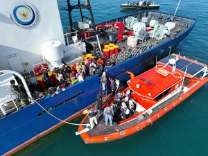 KKP Kerahkan Kapal Pengawas Angkut Warga Pulau Enggano