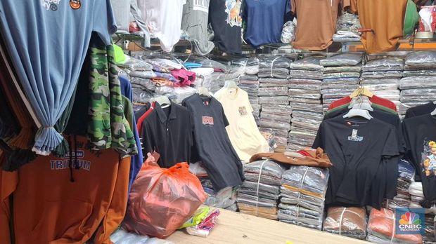 Kondisi Pasar Jatinegara Jakarta Timur juga sudah mulai sepi pelanggan, Jumat (4/7/2025). (CNBC Indonesia/Chandra Dwi Pranata)